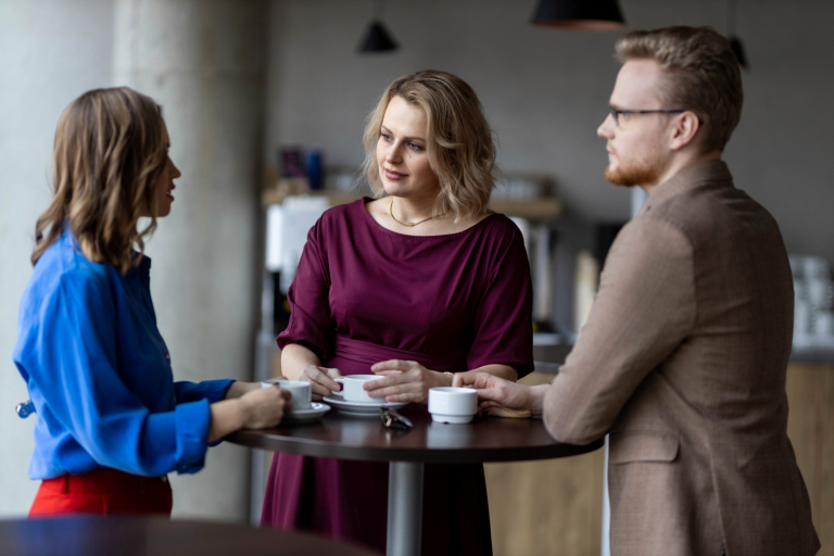 Analiza transakcyjna w organizacjach | Studia podyplomowe w Opolu | Uniwersytet WSB Merito Opole: Uczestnicy studiów podyplomowych stoją i rozmawiają