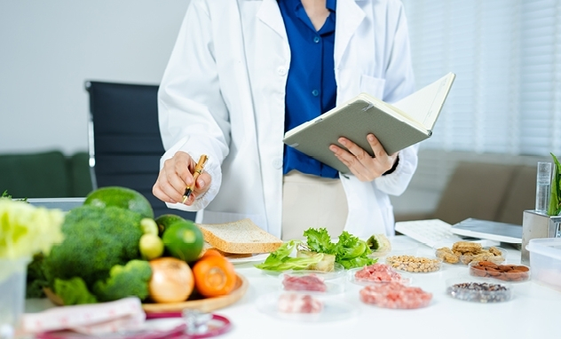 Meritum żywienia - konferencja dietetyczna | Uniwersytet WSB Merito Opole: Zdjęcie główne: Opole - konferencja Meritum Żywienia - dietetyk pracuje z żywnością