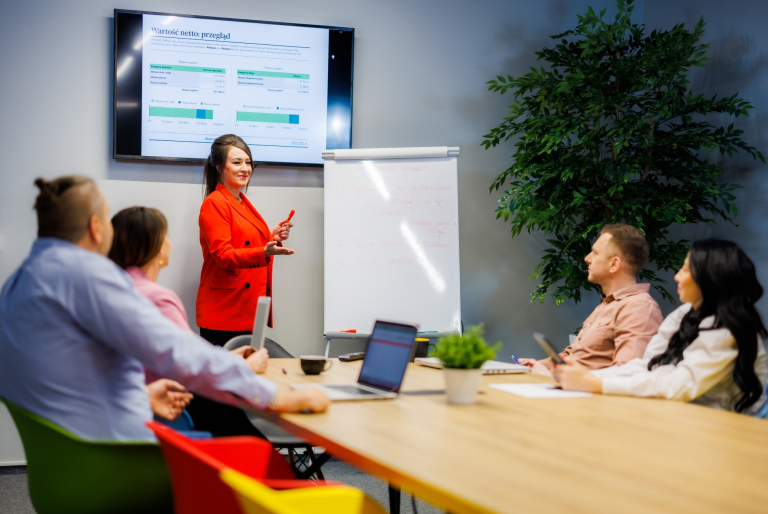 Projektowanie Ekologiczne i Architektura Zieleni (Eco Design) | Studia podyplomowe w Opolu | Uniwersytet WSB Merito Opole: Główna grafika: Opole - studia podyplomowe - Studia menedżerskie - uczestnicy studiów podyplomowych słuchają innej uczestniczki