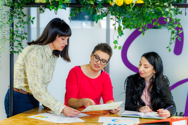 Kolegium doktorskie | Studia podyplomowe w Opolu | Uniwersytet WSB Merito Opole: Główna grafika: Opole - studia podyplomowe -Budowanie i utrzymanie aplikacji no-code - uczestnicy studiów podyplomowych analizują tresci notatkowe