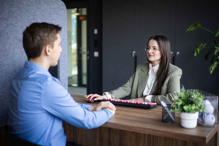 Logistyka i spedycja międzynarodowa | Studia I stopnia w Opolu | Uniwersytet WSB Merito Opole: Studenci siedzą przy biurku i rozmawiają