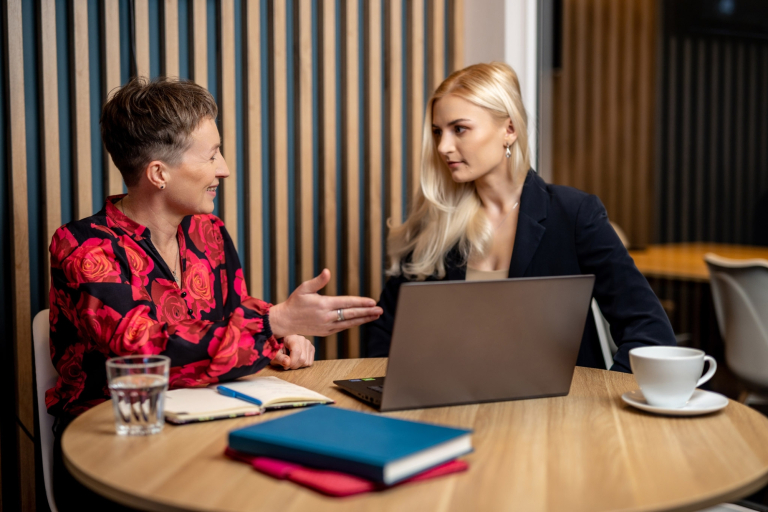 Terapia uzależnień | Studia podyplomowe w Opolu | Uniwersytet WSB Merito Opole: Główna grafika: Opole - studia podyplomowe -Product Manager w erze AI - zarządzanie produktami cyfrowymi - uczestniczki studiów podyplomowych rozmawiają między sobą