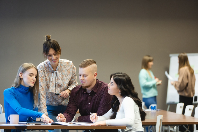 Logistyka | Studia I stopnia w Opolu | Uniwersytet WSB Merito Opole: Studenci wspólnie romzwiają i analizują treści