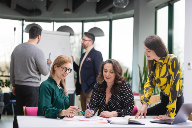 Programista Python Developer | Studia podyplomowe w Opolu | Uniwersytet WSB Merito Opole: Główna grafika:Opole - studia podyplomowe - Inżynieria oprogramowania w JavaScript (TypeScript) - uczestnicy studiów podyplomowych analizują wspólnie treści