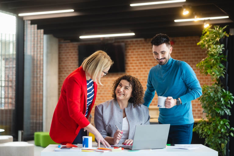 Akademia Personal Brandingu | Uniwersytet WSB Merito Opole: Główna grafika: Opole - studia podyplomowe - Wycena nieruchomości - uczestnicy studiów podyplomowych rozmawiają wspólnie, analizując tresci z laptopa