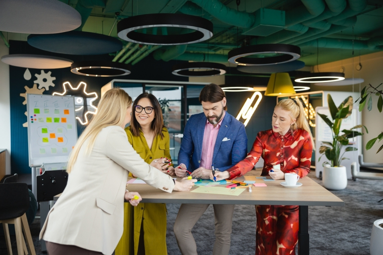 Psychologia polityki i komunikacja w kampaniach wyborczych | Studia podyplomowe w Opolu | Uniwersytet WSB Merito Opole: Główna grafika: Opole - studia podyplomowe - STEAM I sztuczna inteligencja w edukacji - uczestnicy studiów podyplomowych analizują notatki leżace na stole przed nimi