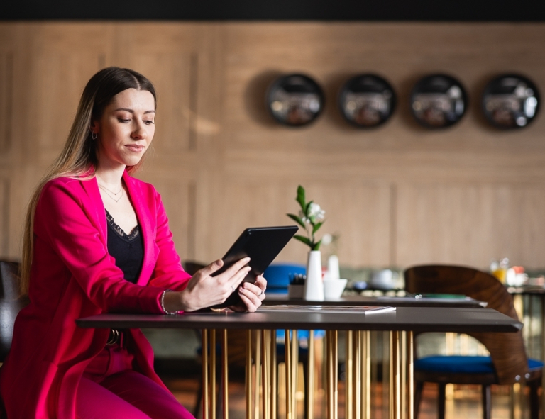 Psychologia polityki i komunikacja w kampaniach wyborczych | Studia podyplomowe w Opolu | Uniwersytet WSB Merito Opole: Uczestniczka studiów podyplomowych siedząca przy biurku z laptopem.