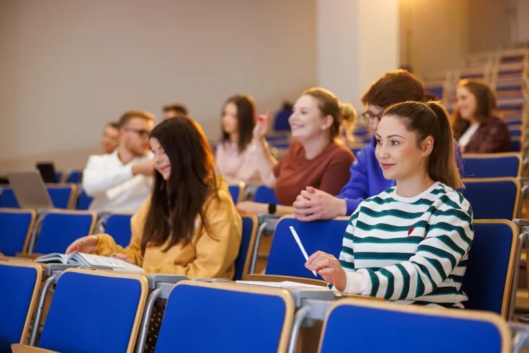 Prawo w biznesie | Studia I stopnia w Opolu | Uniwersytet WSB Merito Opole: Studenci uczestniczą w zajęciach na auli