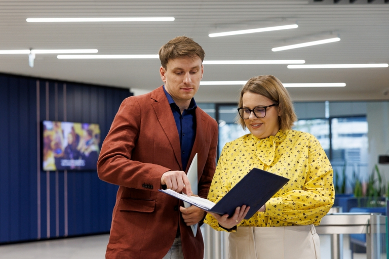 Diversity and Inclusion - Zarządzanie różnorodnością w organizacji | Studia podyplomowe w Opolu | Uniwersytet WSB Merito Opole: Grafika główna: Opole - studia podyplomowe - Zarządzanie jakością - uczestnicy studiów podyplomowych analizują treści z kartki