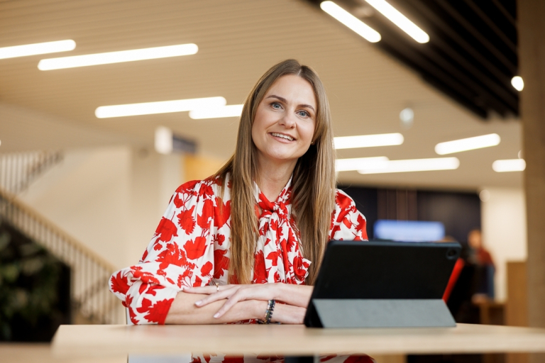 STEAM i sztuczna inteligencja w edukacji | Studia podyplomowe w Opolu | Uniwersytet WSB Merito Opole: Uczestniczka studiów podyplomowych siedzi przy biurku i pracuje przy laptopie