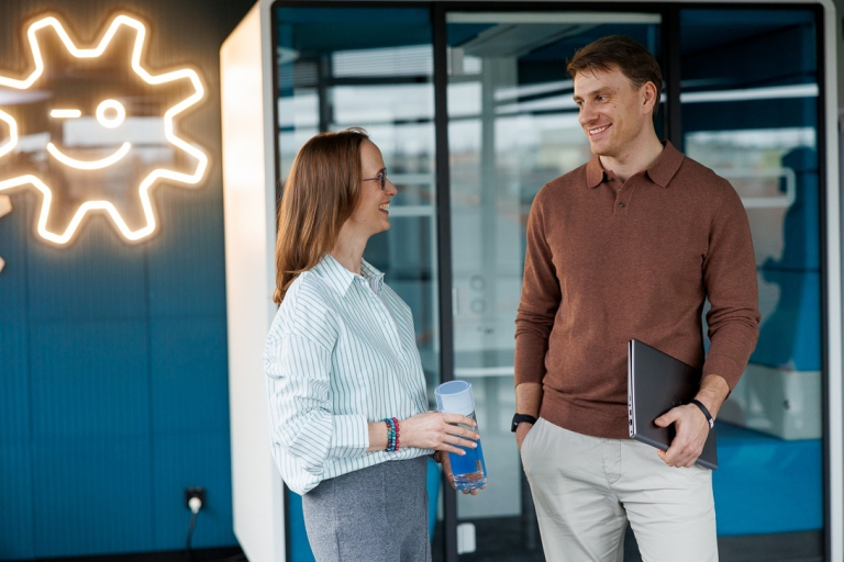 Inżynieria oprogramowania w JavaScript (TypeScript) | Studia podyplomowe w Opolu | Uniwersytet WSB Merito Opole: Główna grafika: Opole - studia podyplomowe - STEAM I sztuczna inteligencja w edukacji - uczestnicy studiów podyplomowych rozmawiają ze sobą na korytarzu