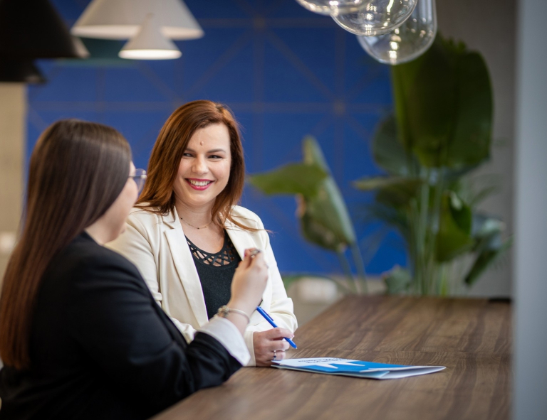 Architekt rozwiązań IT w chmurze obliczeniowej | Studia podyplomowe w Opolu | Uniwersytet WSB Merito Opole: Uczestniczki siedzą i rozmawiają