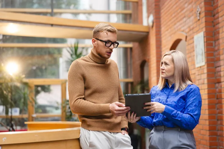 Zarządzanie | Studia II stopnia w Opolu | Uniwersytet WSB Merito Opole: Dwoje studentów używających tabletu