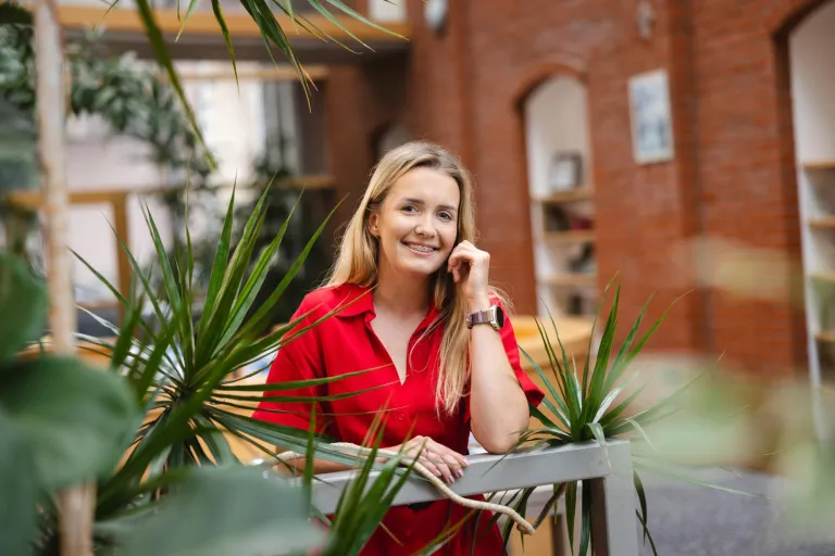 Psychodietetyka | Uniwersytet WSB Merito Opole: Dziewczyna w czerwonej sukience stoi wśród roślin