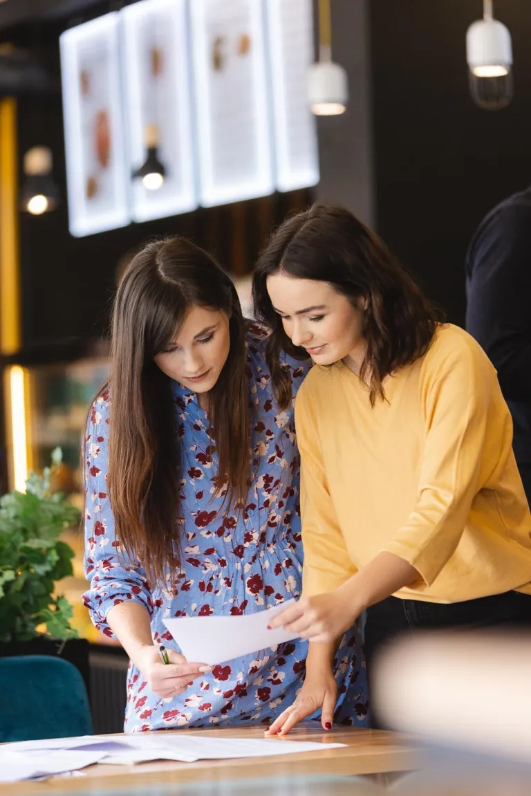 Social media i technologie cyfrowe | Uniwersytet WSB Merito Opole: Dwie dziewczyny pracują nad wspólnym projektem