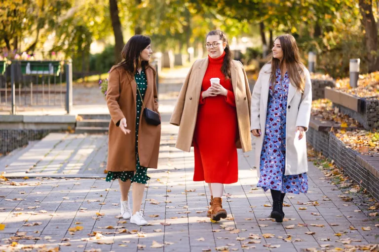 E-Public Relations i creative writing | Studia I stopnia w Opolu | Uniwersytet WSB Merito Opole: Grupa studentek spaceruje i rozmawia