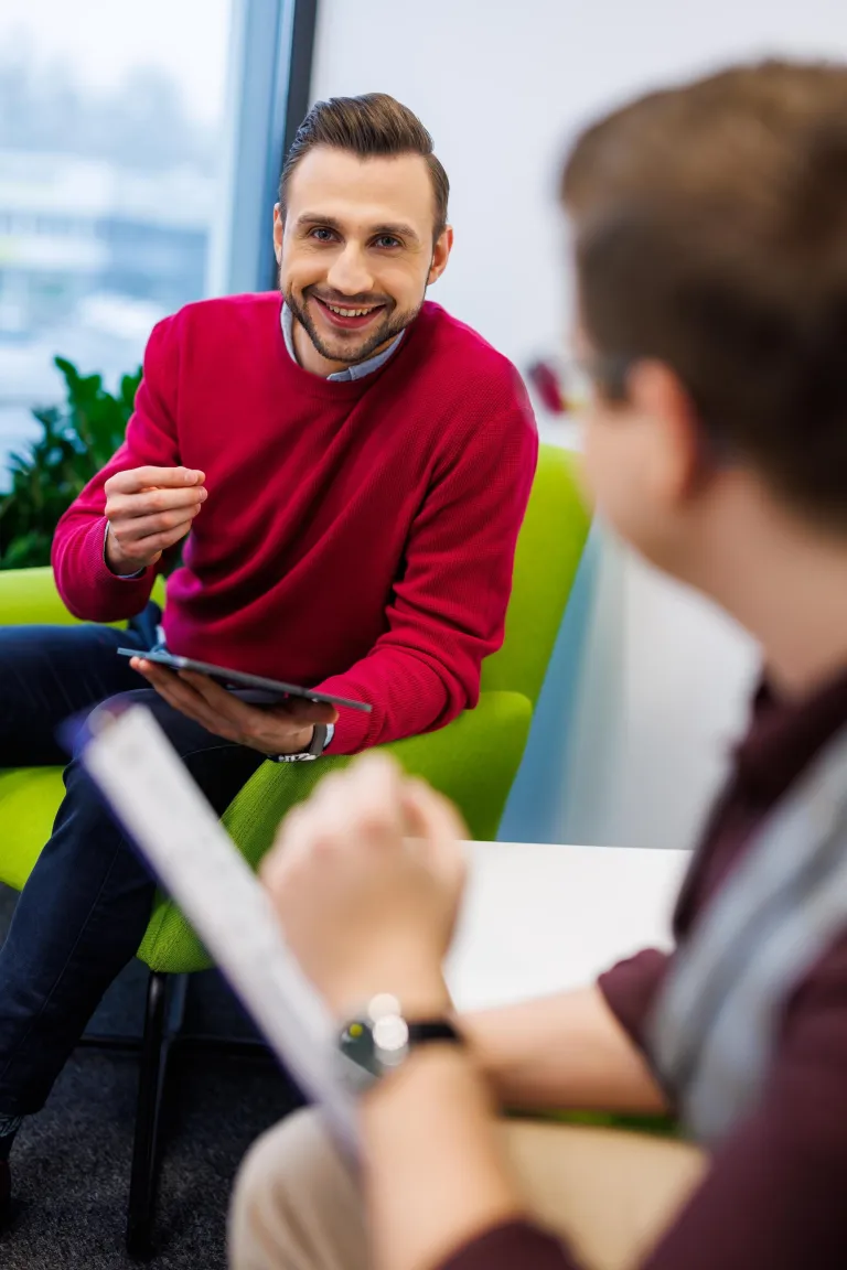 Inżynieria procesów transportowych | Uniwersytet WSB Merito Opole: mężczyzna tłumaczy coś innemu mężczyźnie