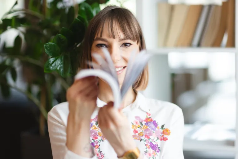 Pedagogika | Uniwersytet WSB Merito Opole: Studentka wertuje książkę na wprost kamery