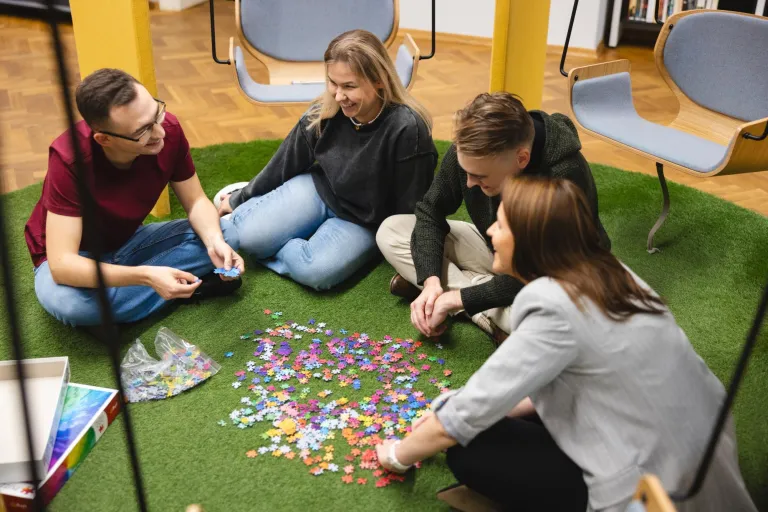 Pedagogika | Uniwersytet WSB Merito Opole: Grupa studentów układa puzzle