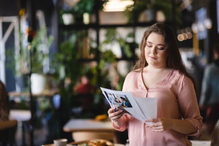 Pedagogika szkolna z doradztwem zawodowym | Studia II stopnia ze studiami podyplomowymi  | Uniwersytet WSB Merito Opole: Studentka przeglądająca broszury