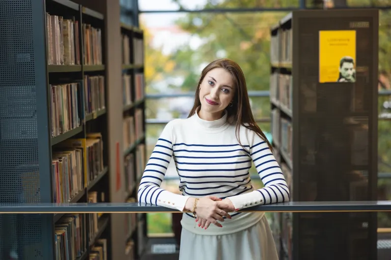 Rachunkowość i sprawozdawczość finansowa | Studia II stopnia ze studiami podyplomowymi  | Uniwersytet WSB Merito Opole: Dziewczyna w bibliotece