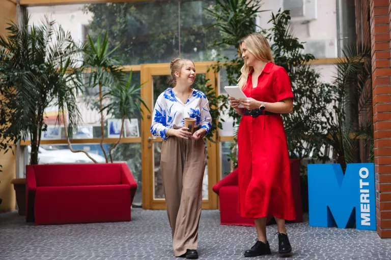 Administracja bezpieczeństwa publicznego | Studia II stopnia ze studiami podyplomowymi  | Uniwersytet WSB Merito Opole: Dwie rozmawiające studentki