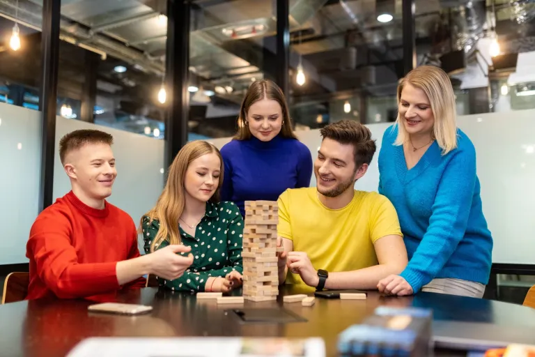 Wyniki wyszukiwania | Uniwersytet WSB Merito Opole: Studenci układający jenge