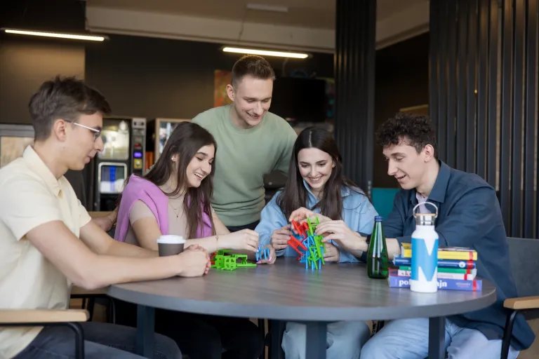 Digital marketing | Studia II stopnia ze studiami podyplomowymi  | Uniwersytet WSB Merito Opole: Grupa studentów grająca w gry 