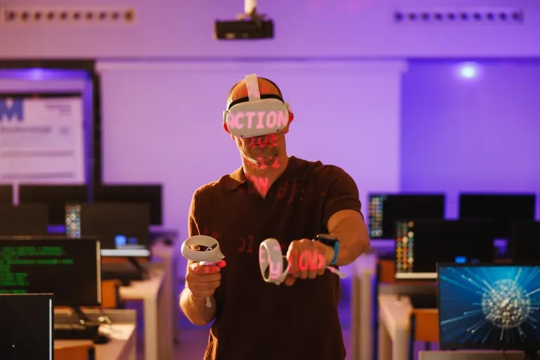 Cyberbezpieczeństwo i ochrona danych | Studia I stopnia w Opolu | Uniwersytet WSB Merito Opole: Mężczyzna w goglach VR