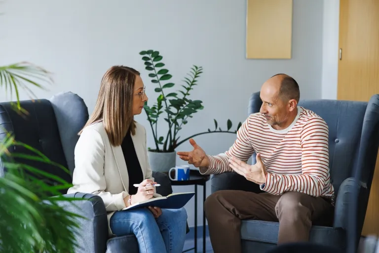 Służby mundurowe i bezpieczeństwo państwa | Studia I stopnia w Opolu | Uniwersytet WSB Merito Opole: Rozmawiający studenci