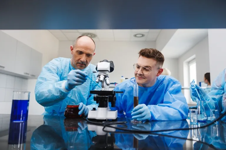 Psychodietetyka | Uniwersytet WSB Merito Opole: Studenci w laboratorium chemii