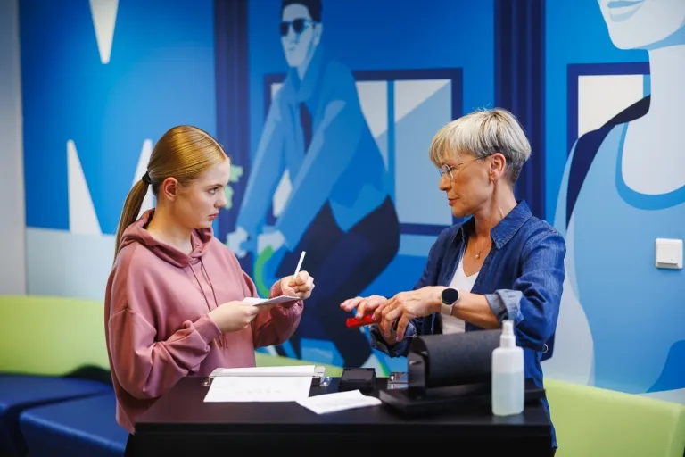 Administracja i bezpieczeństwo wewnętrzne | Studia II stopnia w Opolu | Uniwersytet WSB Merito Opole: Studentka słuchająca wykładowczyni