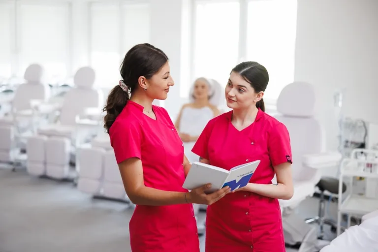 Kosmetologia anti-aging | Uniwersytet WSB Merito Opole: Dwie studentki w sali kosmetologicznej