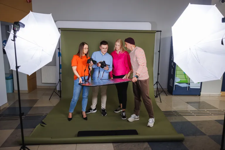 Media i komunikacja w biznesie | Studia I stopnia w Opolu | Uniwersytet WSB Merito Opole: Studenci na zajęciach fotograficznych