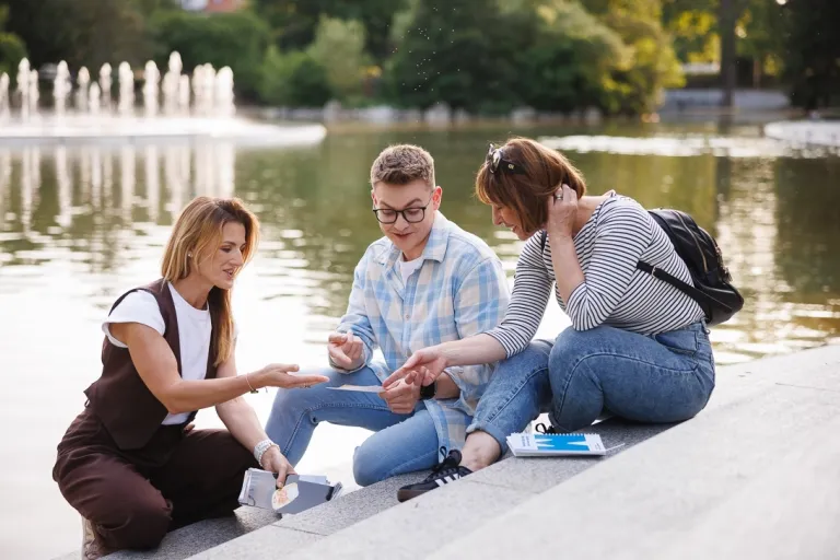 Prawo e-biznesu i sztucznej inteligencji | Studia I stopnia w Opolu | Uniwersytet WSB Merito Opole: Grupa rozmawiających studentów