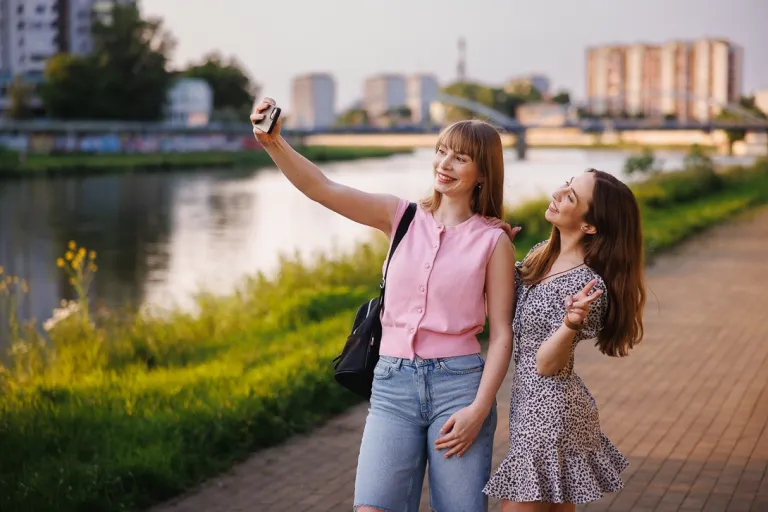 Marketing cyfrowy i grafika reklamowa | Uniwersytet WSB Merito Opole: Przyjaciółki robiące selfie
