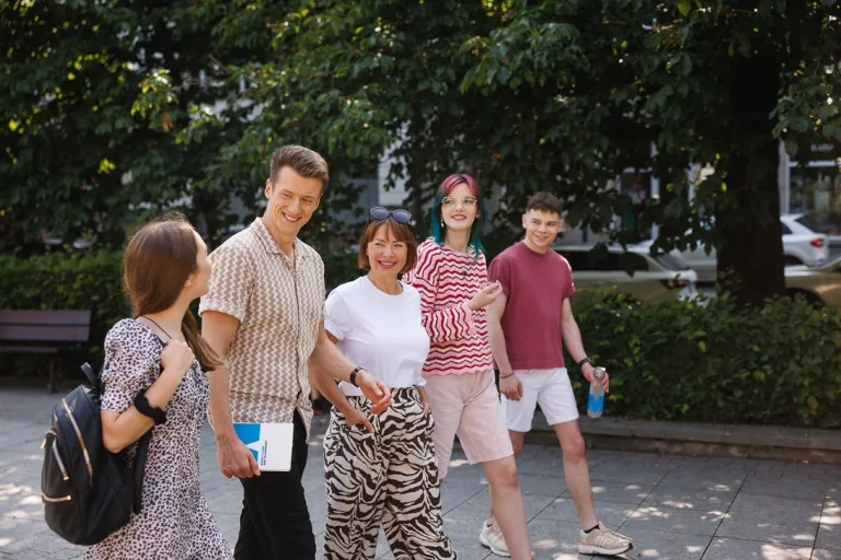 Inżynieria zarządzania procesami produkcyjnymi | Uniwersytet WSB Merito Opole: Grupa spacerujących osób