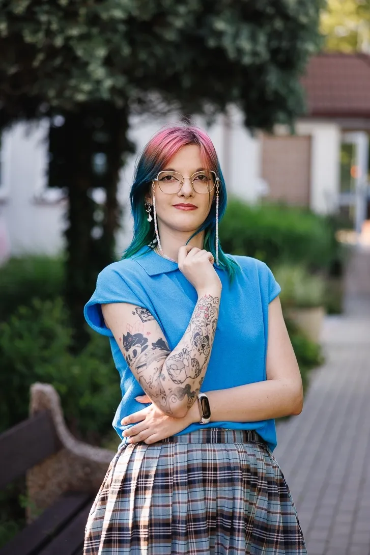 Pedagogika | Uniwersytet WSB Merito Opole: Dziewczyna w spódnicy w kratę