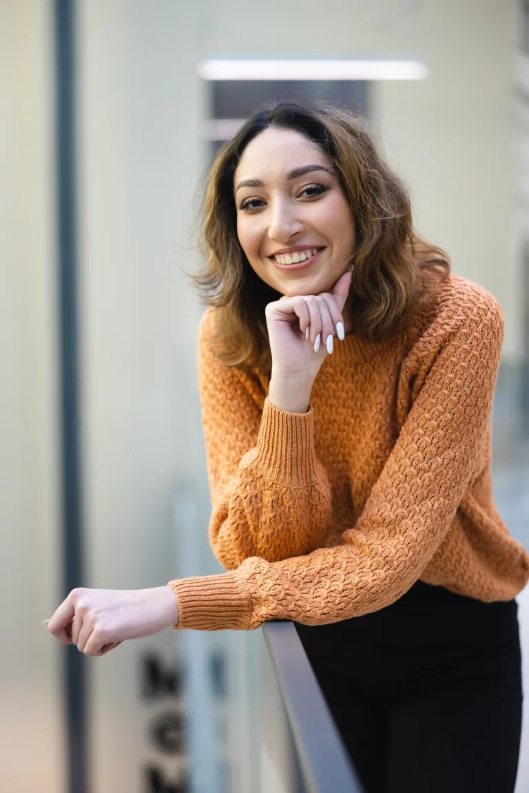 Kosmetologia anti-aging | Uniwersytet WSB Merito Opole: Uśmiechnięta dziewczyna ubrana w pomarańczowy sweter 