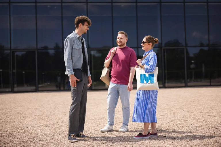 Analityka i doradztwo finansowe | Uniwersytet WSB Merito Opole: Grupa osób rozmawiająca na zewnątrz