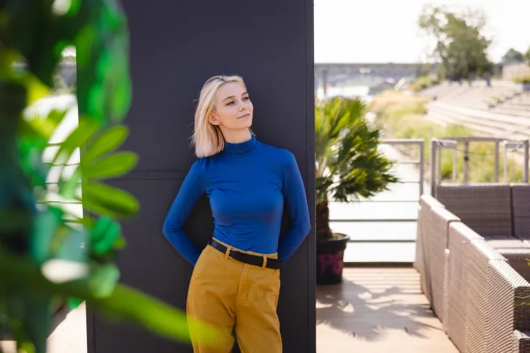 Pedagogika opiekuńczo-wychowawcza z terapią zajęciową | Studia II stopnia ze studiami podyplomowymi  | Uniwersytet WSB Merito Opole: Dziewczyna stojąca na tarasie widokowym, patrzy w dal