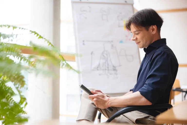 Zarządzanie (studia 3-semestralne) | Studia II stopnia w Opolu | Uniwersytet WSB Merito Opole: Mężczyzna korzystający z tabletu