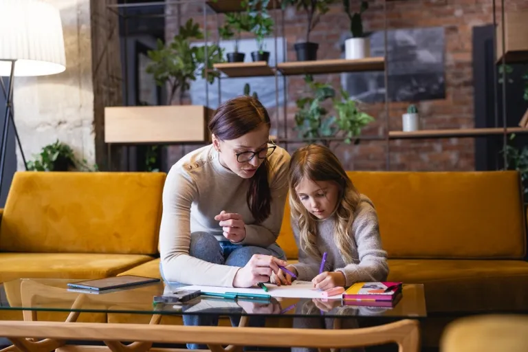 Wspieramy zdrowie psychiczne dzieci i młodzieży | Aktualności | Uniwersytet WSB Merito Opole: Kobieta opiekująca się dzieckiem