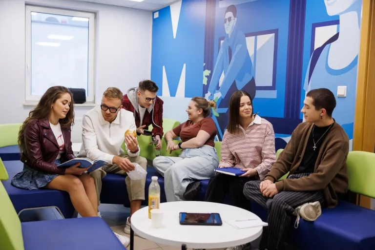 Dzień Dobry Merito! Zapraszamy nowych studentów na zajęcia organizacyjne | Aktualności | Uniwersytet WSB Merito Opole: Grupa znajomych odpoczywająca w strefie studenta