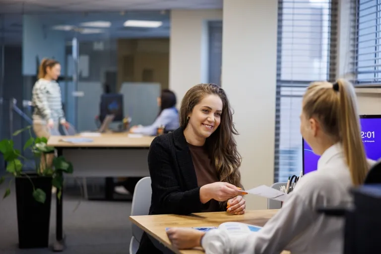 Zapisz się na studia II stopnia jeszcze przed obroną i… idź do kina! | Aktualności | Uniwersytet WSB Merito Opole: Zdjęcie główne: Opole - aktualność: dziewczyna w czarnej koszulce rozmawia ze specjalistą i zapisuje się na studia