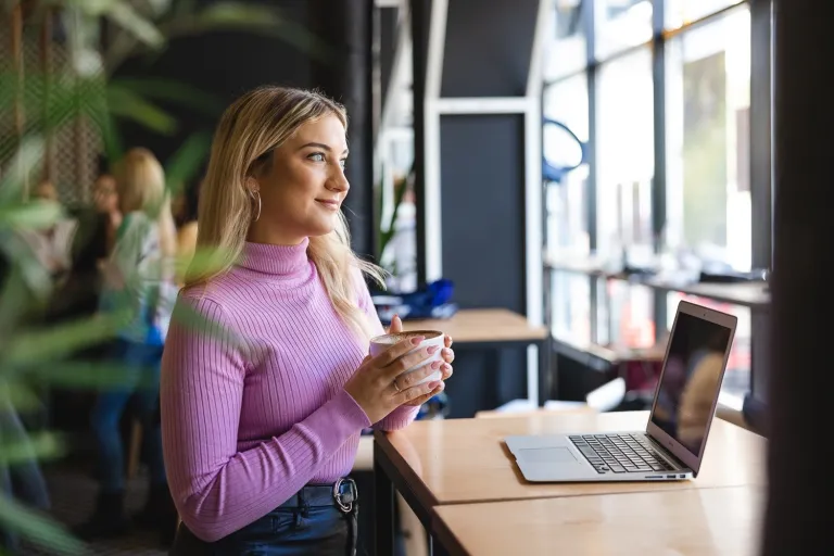 Dietetyka kliniczna i endokrynologiczna | Uniwersytet WSB Merito Opole: Studentka siedzi przy biurku z laptopem