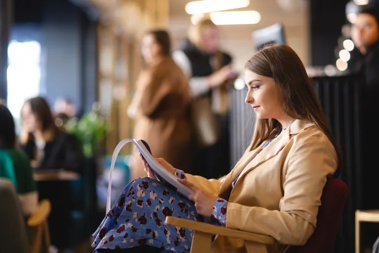 Sztuczna inteligencja i Data Science | Uniwersytet WSB Merito Opole: Studentka siedzi i czyta książkę