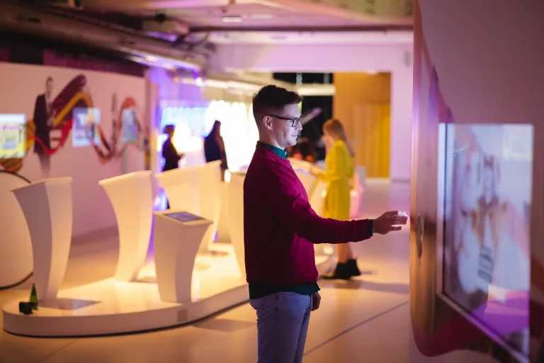 Inżynieria sieci, systemów i bezpieczeństwa IT | Uniwersytet WSB Merito Opole: Student stoi przy ekranie multimedialnym