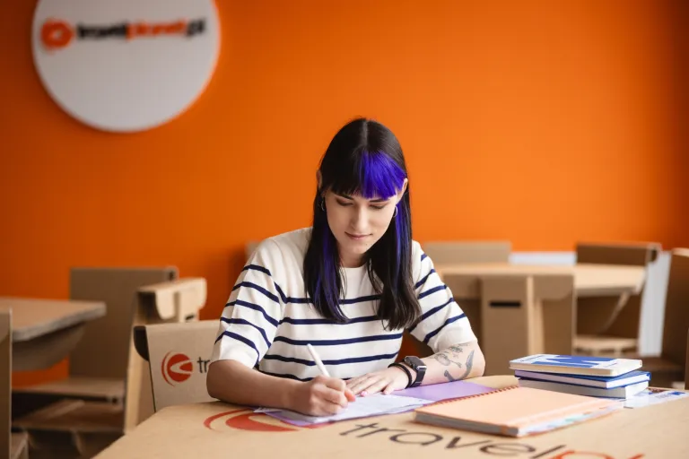 Dietetyka pediatryczna | Uniwersytet WSB Merito Opole: Studentka siedzi przy biurku i robi notatki