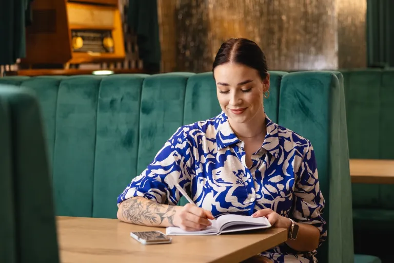 Strategie Digital Marketingu | Uniwersytet WSB Merito Opole: Studentka siedzi i czyta książkę